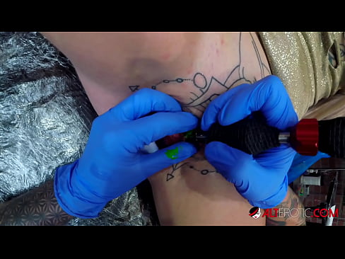 ❤️ Sully Savage, o bunăciune extrem de tatuată, și-a făcut un tatuaj pe clitorisul ei ❤️  at ro.xywewl.top ❤